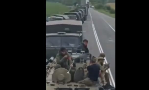 Колони військової техніки чеченського спецназу стоять біля в'їзду в Ростов / © скриншот з відео