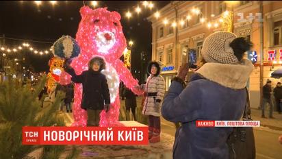 Глинтвейн рекой, сосиски метрами: в столице празднование началось под открытым небом на нескольких площадях
