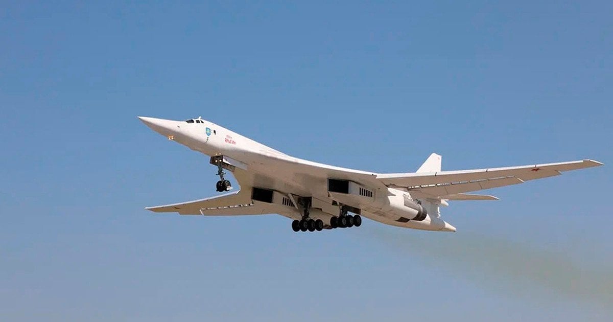 Стратегічний бомбардувальник РФ Ту-160