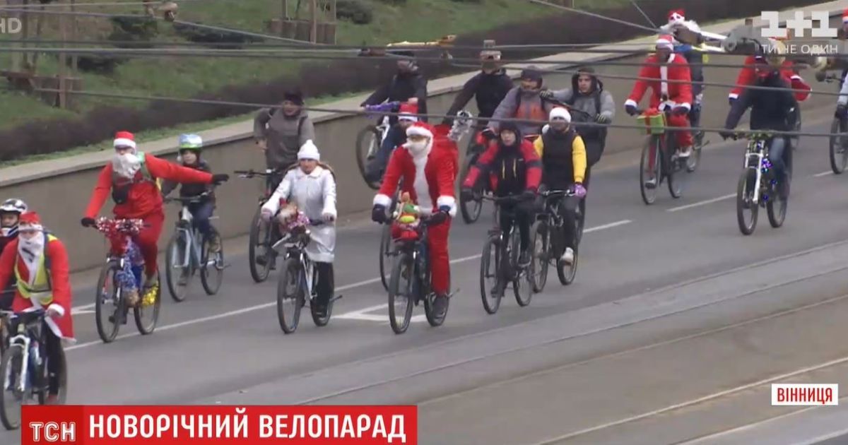 В Виннице устроили костюмированный велопарад к новогодним праздникам