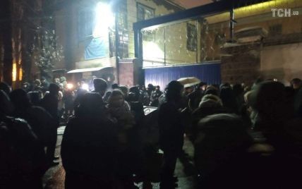 Ночная стража. Под стенами Лукьяновского СИЗО дежурят сотни активистов, чтобы оттуда не вывезли экс-беркутовцев