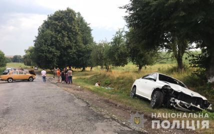 Під Вінницею авто після зіткнення з іншим влетіло в пішоходів на узбіччі: є загиблі