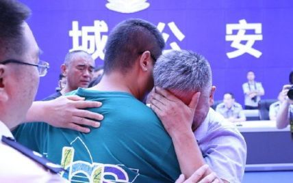 У Китаї батько знайшов сина, якого викрали 24 роки тому: момент зустрічі