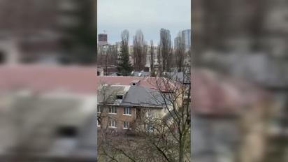 В Киеве дети под звуки взрывов бежали в укрытие