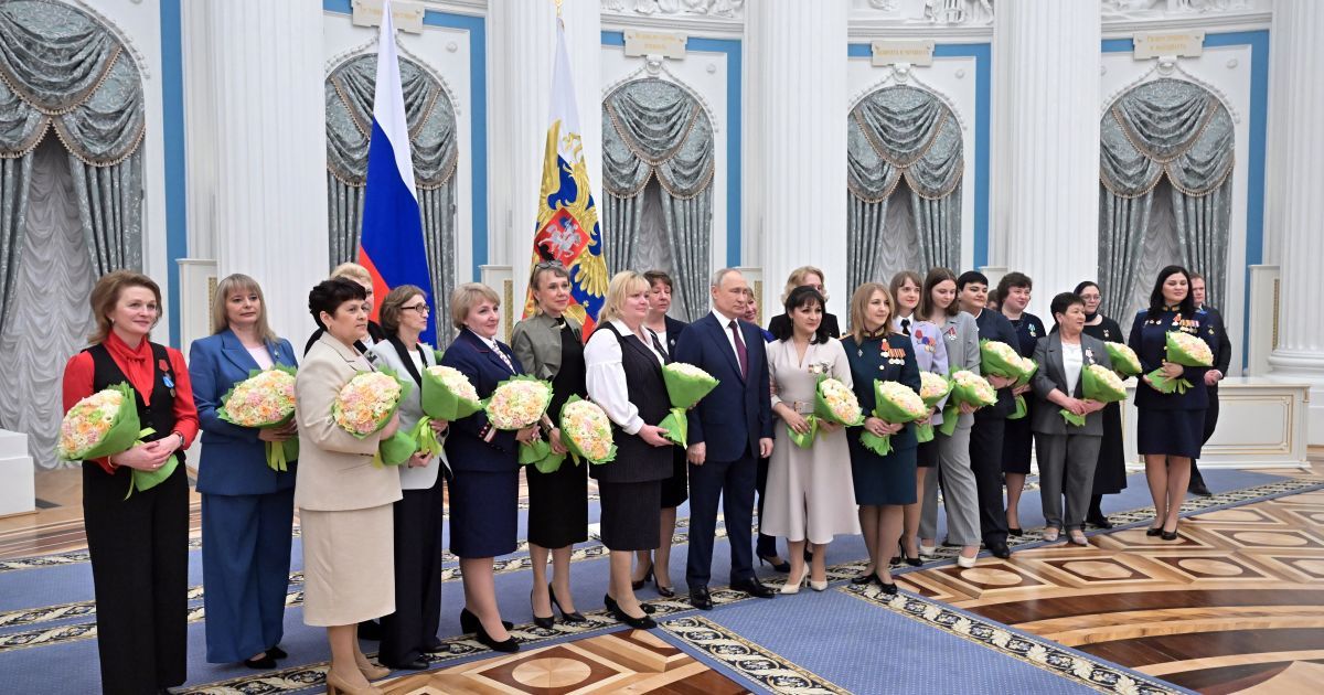 Путін під час привітання вказав, де місце жінкам в Росії, і підняв за них келих шампанського (відео)