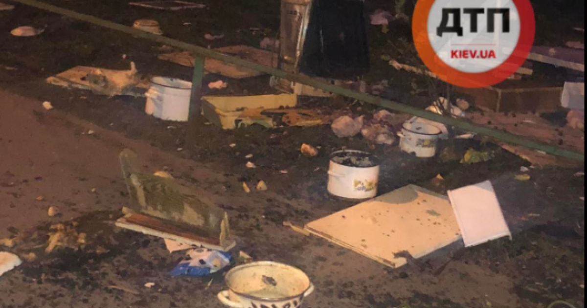 У Києві чоловік з сьомого поверху викинув пів квартири