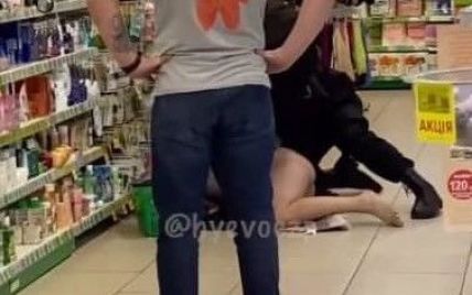 В Запорожье в супермаркете вылавливали голого мужчину (видео)