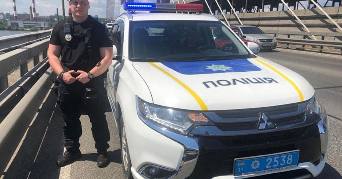 У Києві поки поліція на мосту рятувала одного самогубцю, інший стрибнув у Дніпро