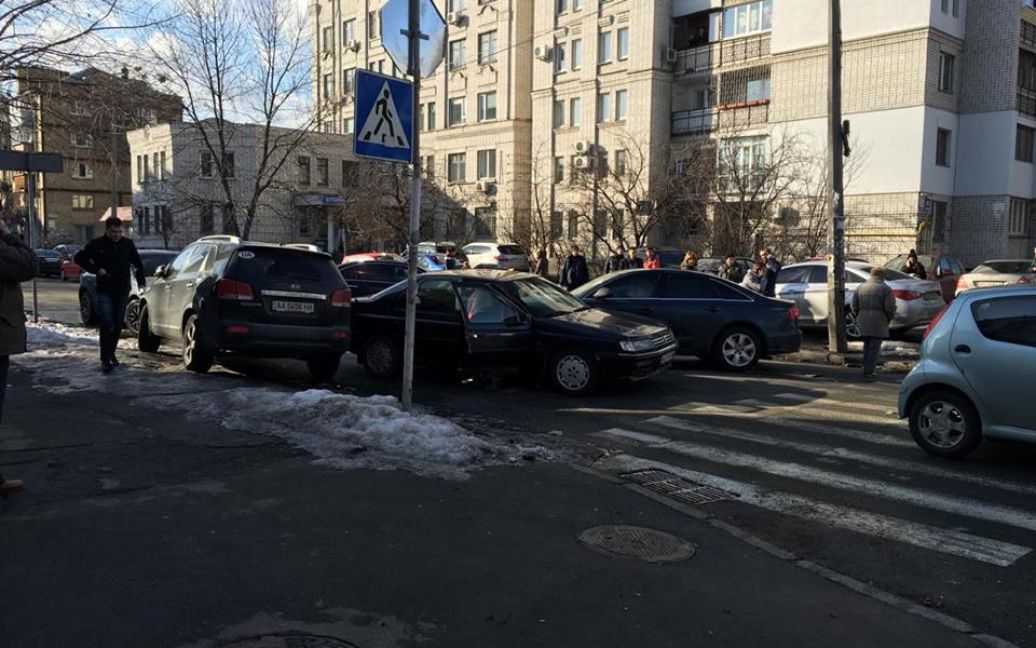 Из-за ДТП был полностью перекрыт проезд по Введенской улице / © Фото Валерии Ковалинской/ТСН