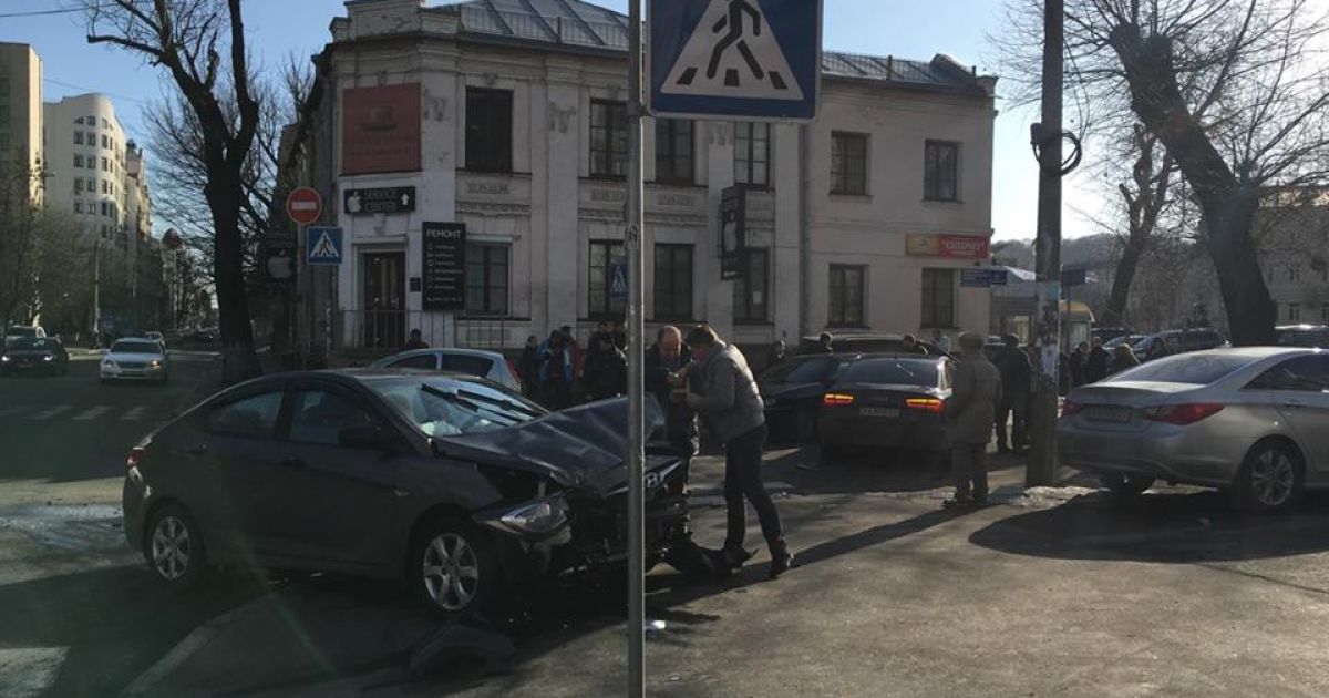 Через ДТП був повністю перекритий проїзд Ввіденською вулицею / © Фото Валерії Ковалінської/ТСН