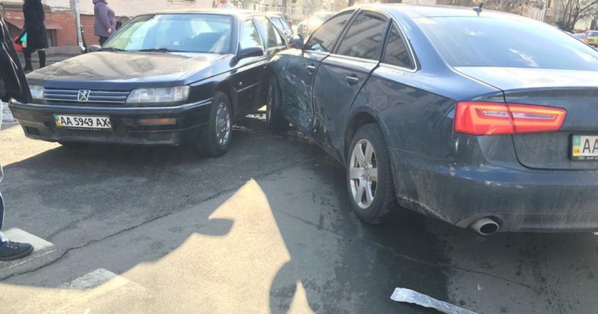 Через ДТП був повністю перекритий проїзд Ввіденською вулицею / © Фото Валерії Ковалінської/ТСН