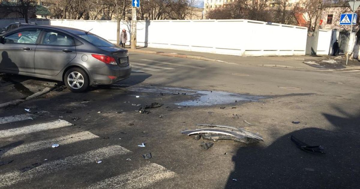 Через ДТП був повністю перекритий проїзд Ввіденською вулицею / © Фото Валерії Ковалінської/ТСН