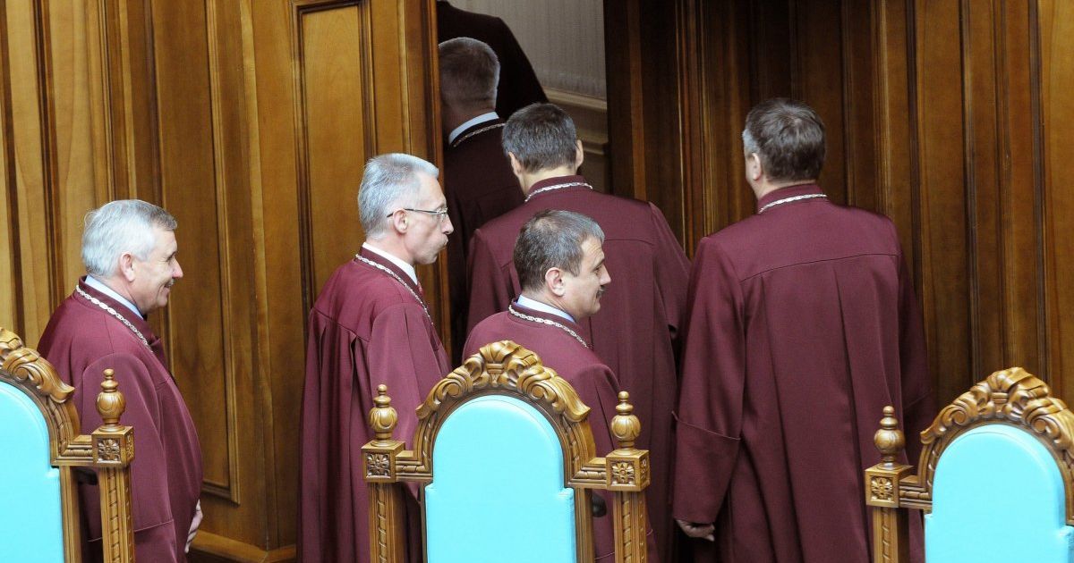 В КС сообщили, когда продолжат рассматривать закон о люстрации