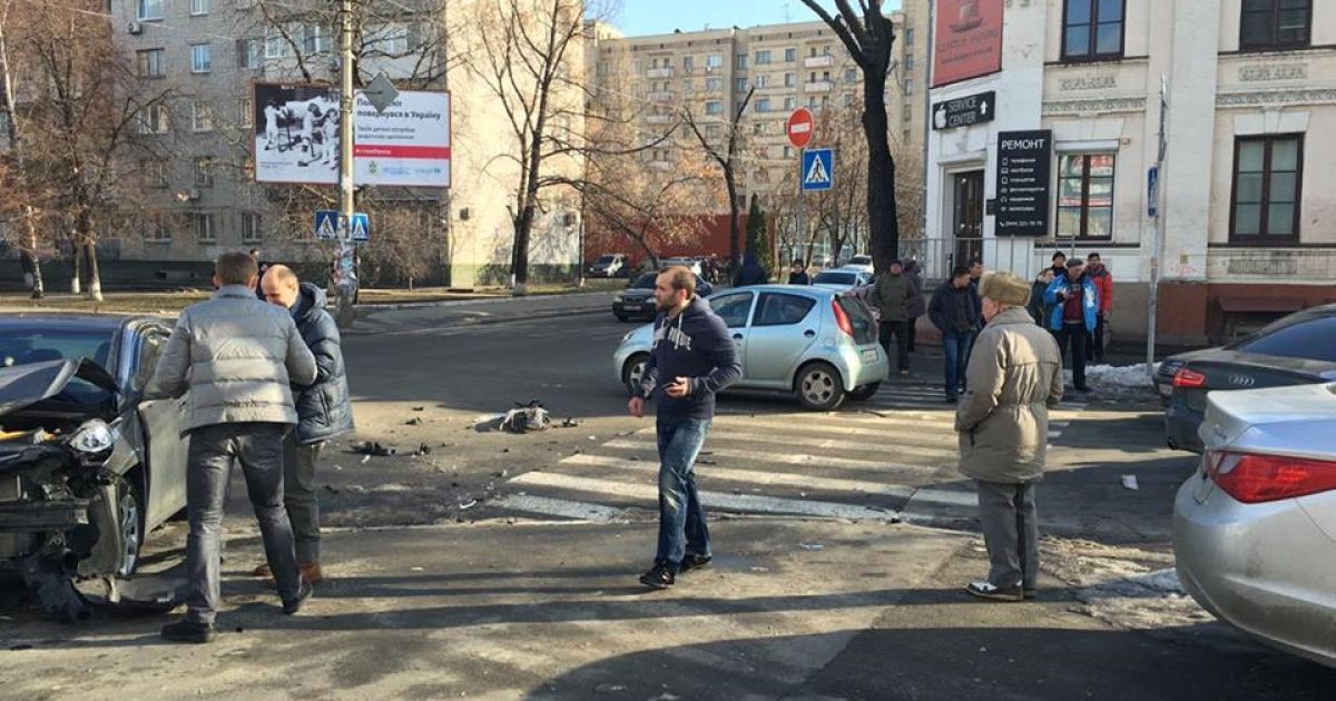 Через ДТП був повністю перекритий проїзд Ввіденською вулицею / © Фото Валерії Ковалінської/ТСН