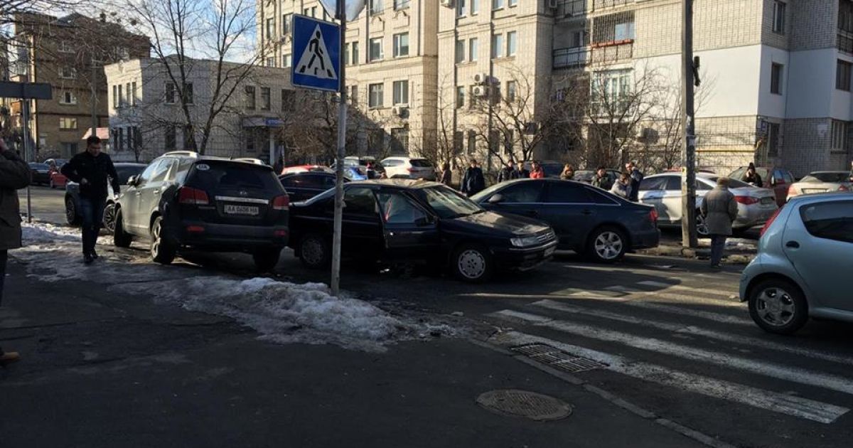 Через ДТП був повністю перекритий проїзд Ввіденською вулицею / © Фото Валерії Ковалінської/ТСН