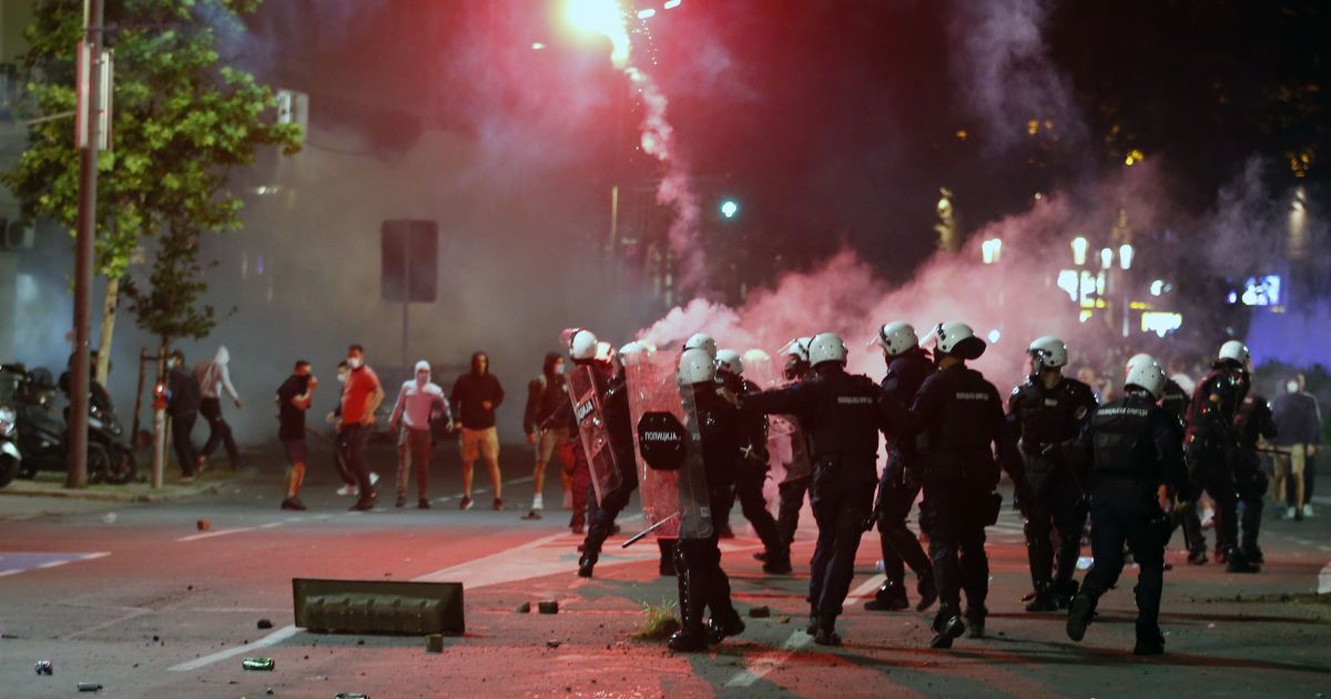 У Сербії посилили карантин через зростання хворих на коронавірус: у столиці почалися масові протести