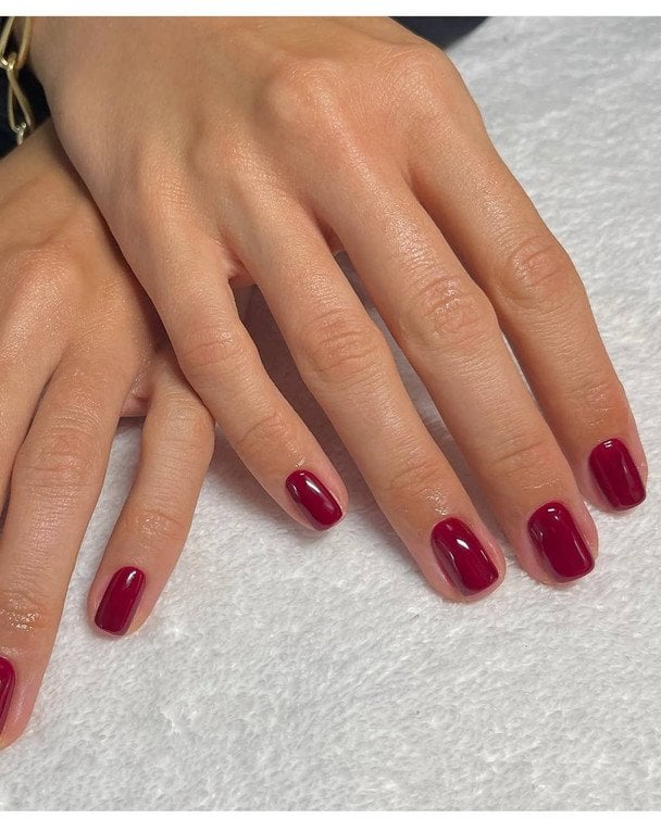Маникюр цвета клюквы. / © Instagram