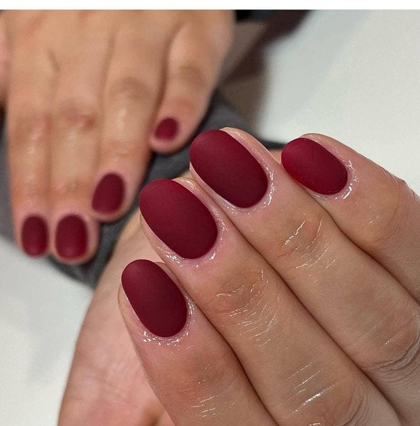 Маникюр цвета клюквы. / © Instagram