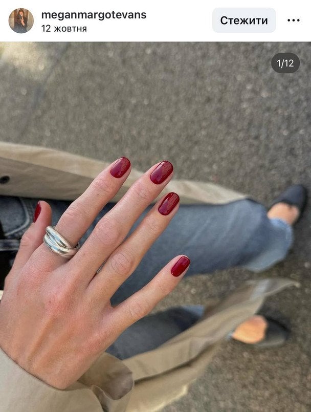 Маникюр цвета клюквы. / © Instagram
