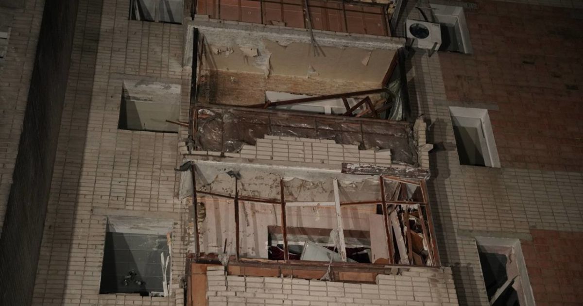 Наслідки удару російського дрона по будинку в Сумах / © Telegram "Кордон. Медіа"