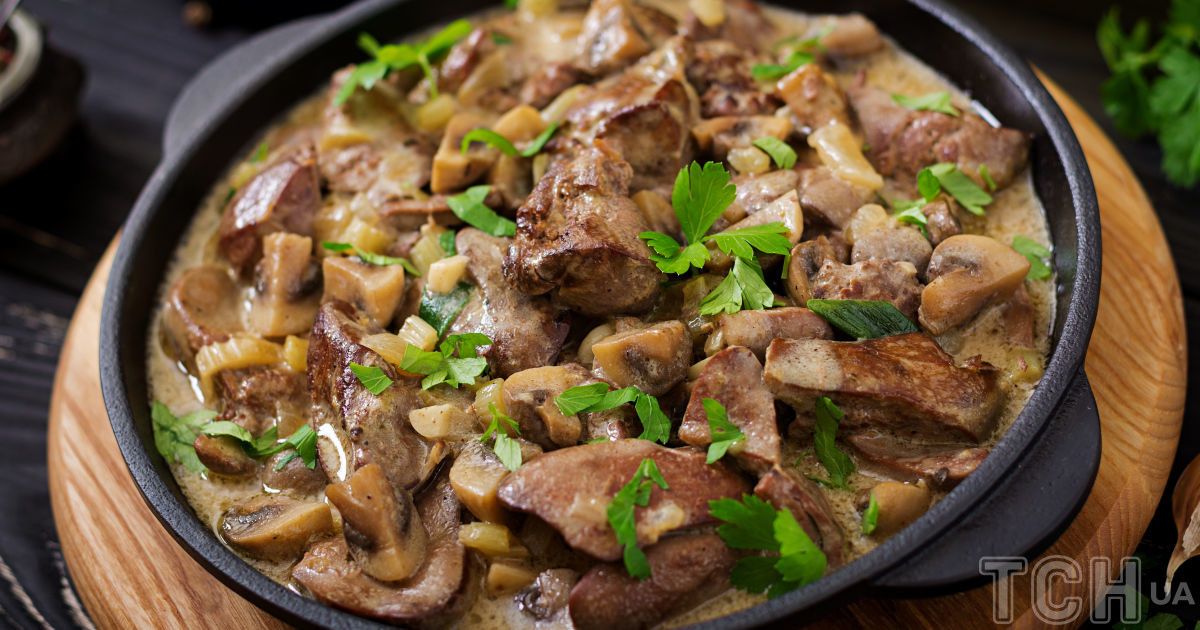 Куряча печінка з грибами