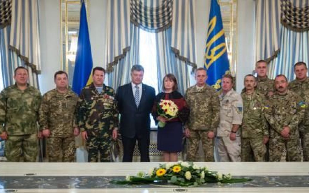 Порошенко вручил орден "Золотая звезда" жене погибшего героя. / © twitter/Петр Порошенко