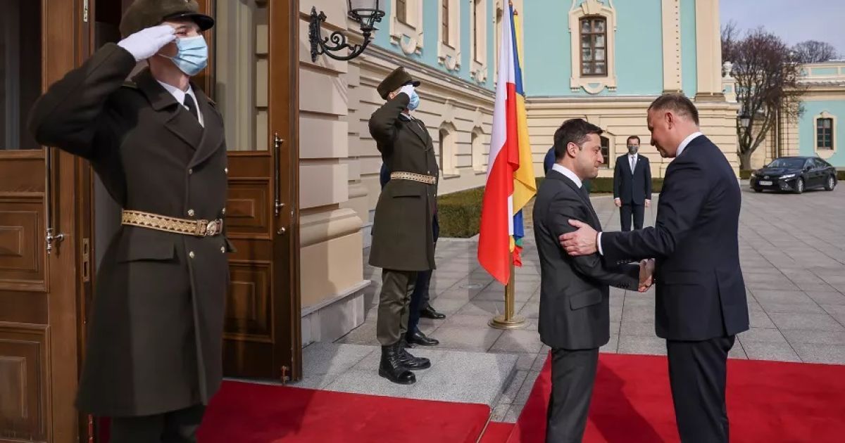 "Гинуть люди у десятках міст": Дуда переговорив із Зеленським і закликав світ допомогти Україні