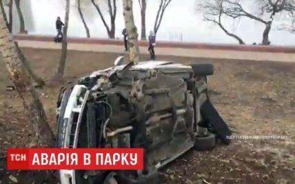 В Киеве автомобиль влетел в парковую зону и остановился об дерево