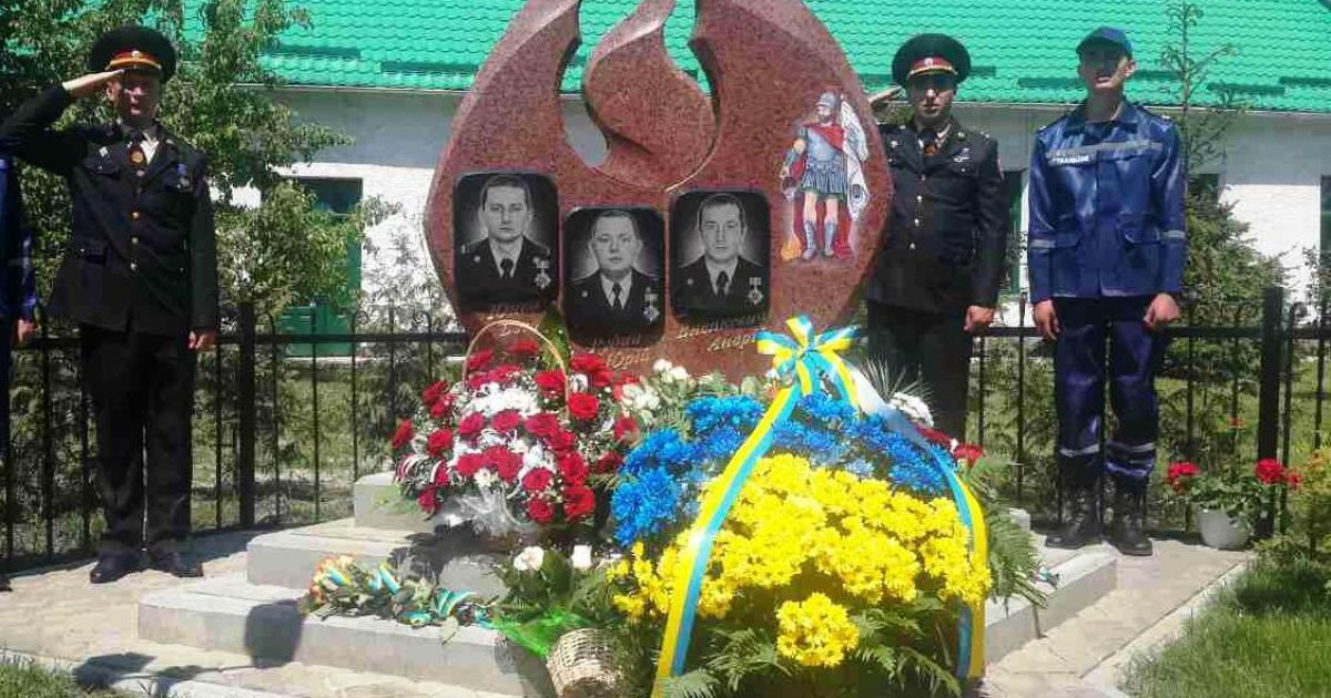 На Львівщині відкрили пам'ятник загиблим на Грибовицькому смітнику рятувальникам