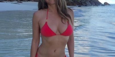 Красотка в красном бикини: новое пляжное фото 51-летней Элизабет Херли