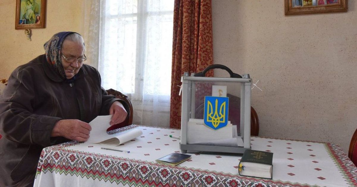 В Киеве дома будут голосовать более 7,7 тыс. человек, из них только шесть - из-за коронавируса