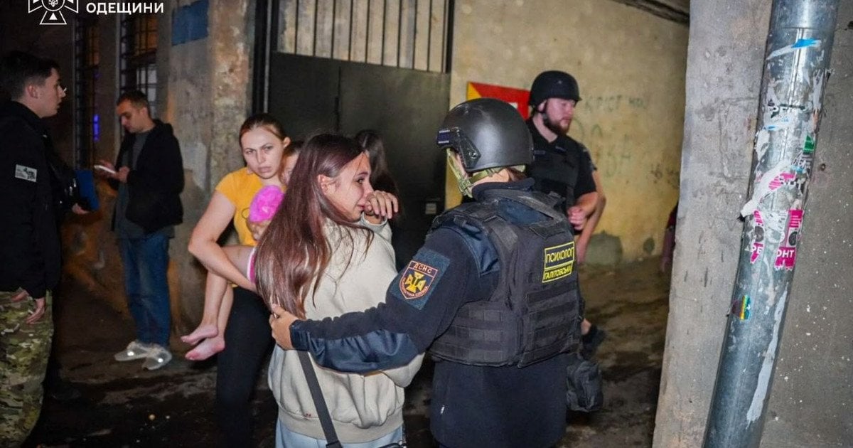 Ворожий обстріл Одеси: у житловому будинку зруйновано три квартири, спалахнула пожежа