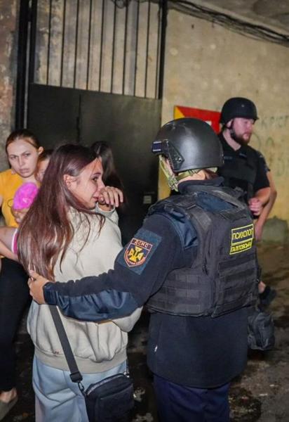 Ворожий обстріл Одеси: у житловому будинку зруйновано три квартири, спалахнула пожежа