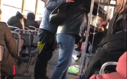 Вдарив по обличчю: у Харкові чоловік силоміць вигнав із трамвая жінку (відео)