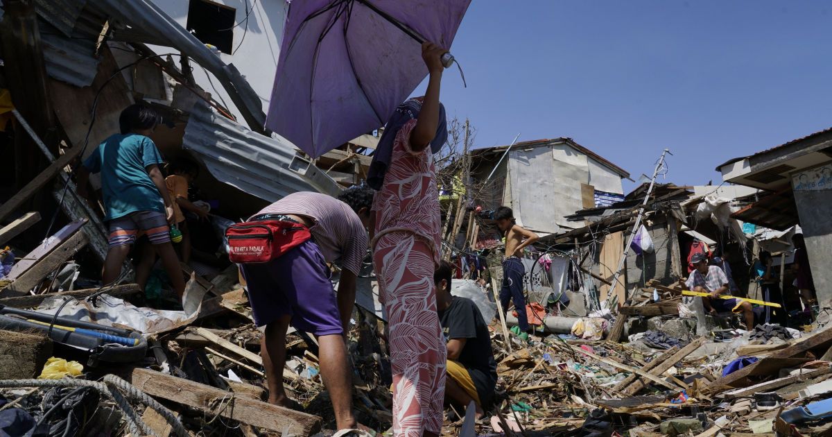 Остров "сравняло с землей": на Филиппинах количество жертв мощного тайфуна превысило три десятка