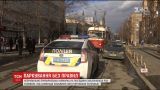 "Лексус" против трамваев: на Подоле блондинка заблокировала движение транспорта