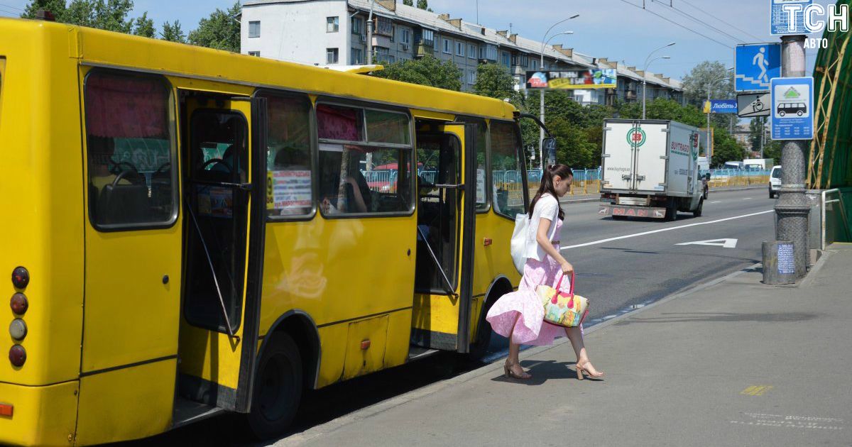 "Перегони" маршруток у Львові закінчились відірваним колесом