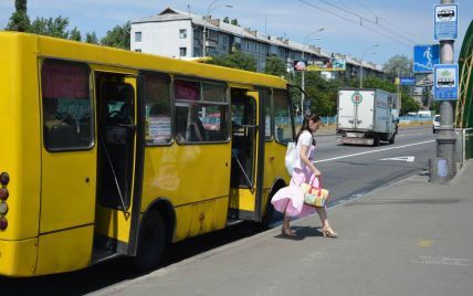 "Гонки" маршруток во Львове закончились оторванным колесом