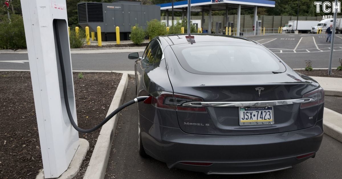 Водій Toyota неочікувано якнайкраще прорекламував Tesla. Відео
