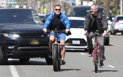 В куртке и шортах на велосипеде: 71-летний Арнольд Шварценеггер на улицах Лос-Анджелеса