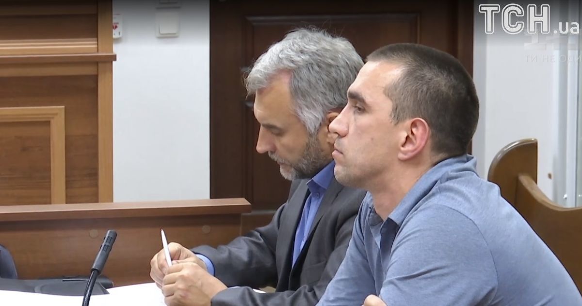 В суде зачитали обвинение "беркутовцу". Он до сих пор работает в полиции в звании старшего лейтенанта