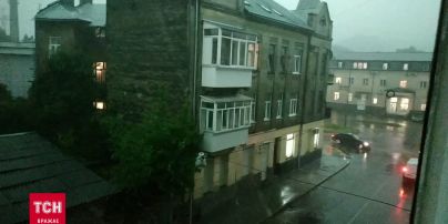 У Львові аномальна злива: посеред дня потемніло