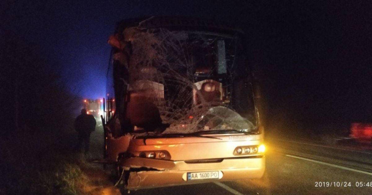 Поблизу Рівного пасажирський автобус влетів під вантажівку. Є загиблі ...