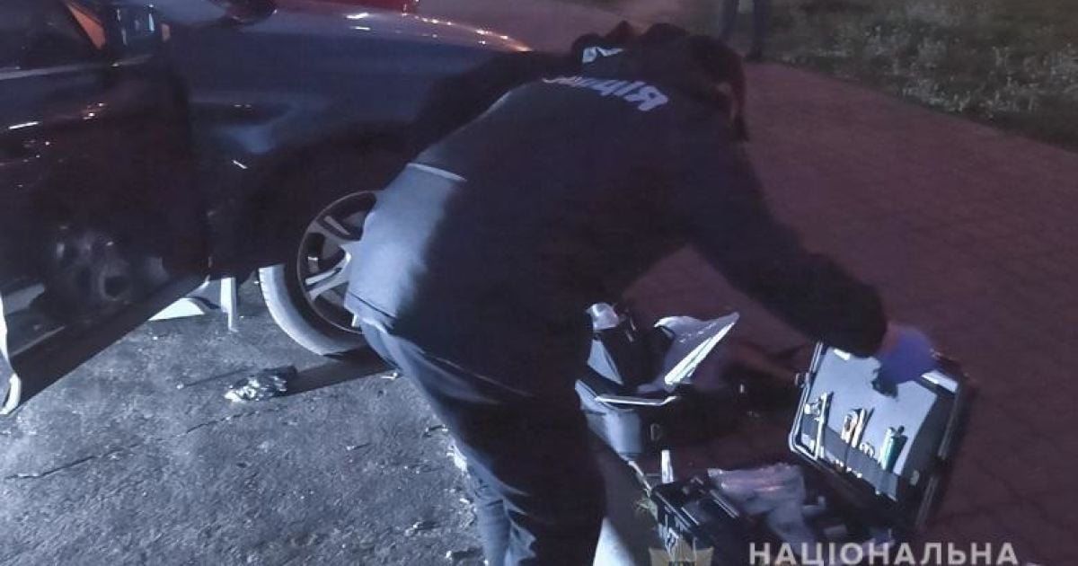 Забрав 5 тисяч доларів: в Києві затримали грабіжника, який погрожував матері з донькою пістолетом (відео)
