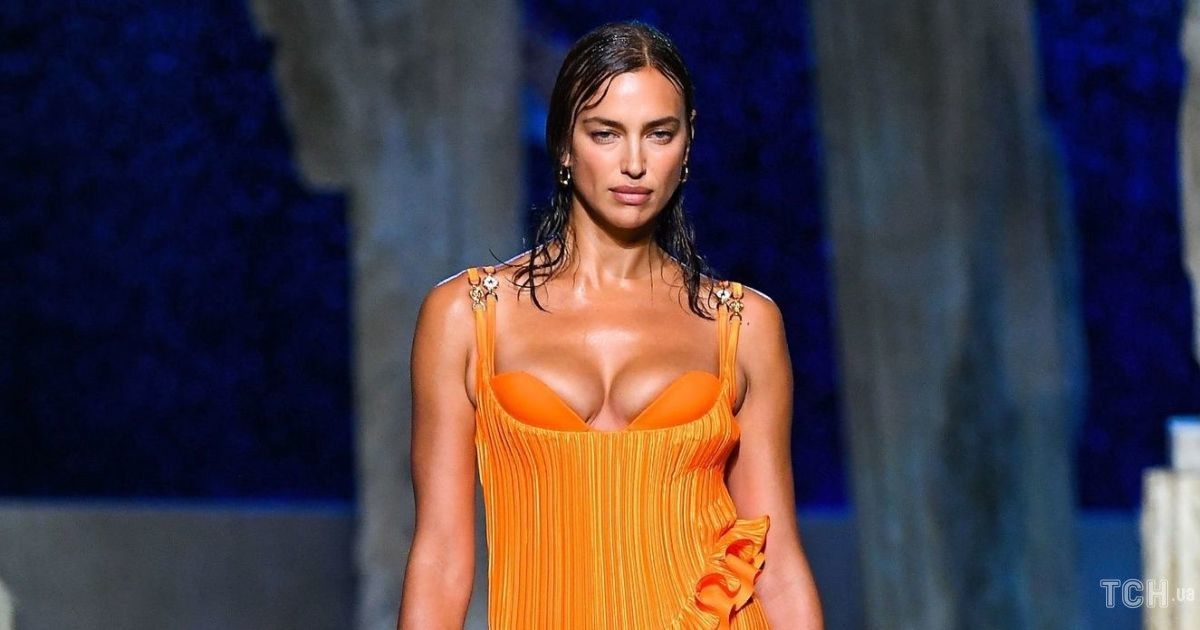 Коллекция Versace трет-а-порте сезона весна-лето 2021