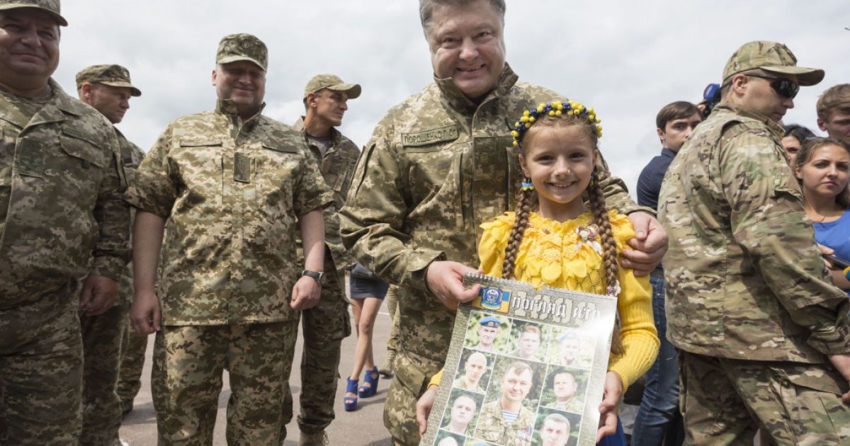 Наши десантники не в фонтанах купаются. Порошенко поздравил Высокомобильные войска с праздником