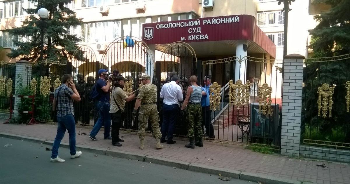 В Киеве добровольцы заблокировали суд, где рассматривают дело скандальной роты "Торнадо"