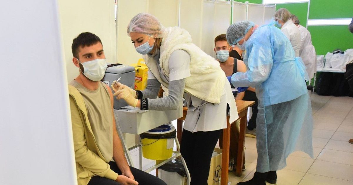 Лікарка пояснила, чому навіть перехворілим на Covid-19 людям потрібно обов'язково вакцинуватися