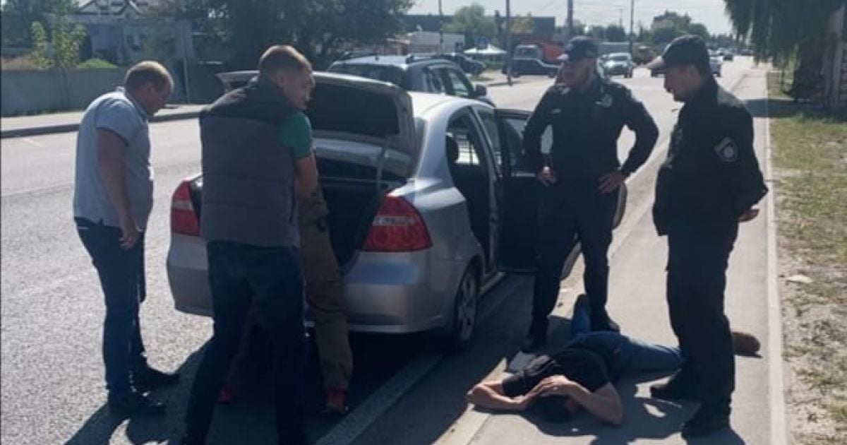 Сканировали сигнализацию: пока семейная пара собирала грибы в лесу под Киевом, их машину обчистили воры (фото)