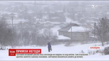 Перекриті траси та порятунок породіль: що відомо про наслідки негоди в Україні